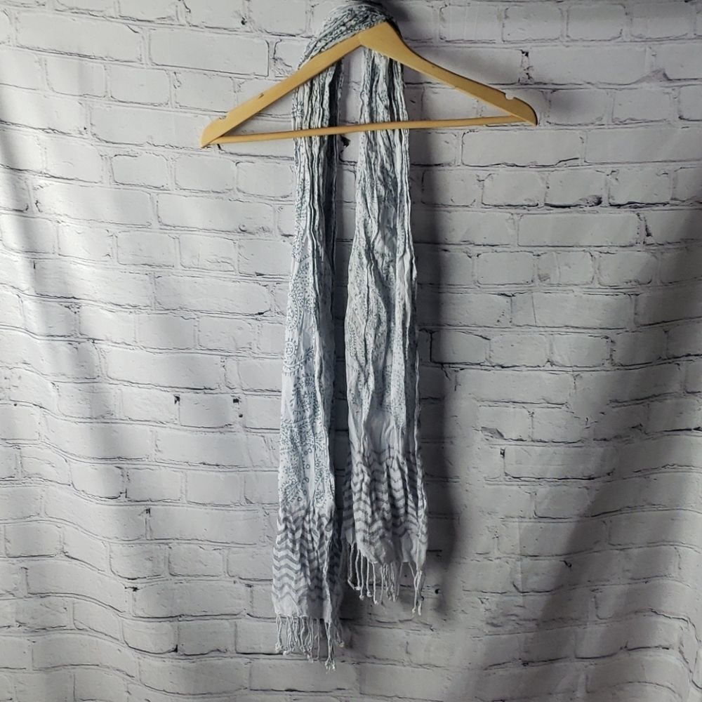 ‎Gray Scarf